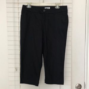 St. John’s  Bay Capris Pants Black SZ 10 Like New!